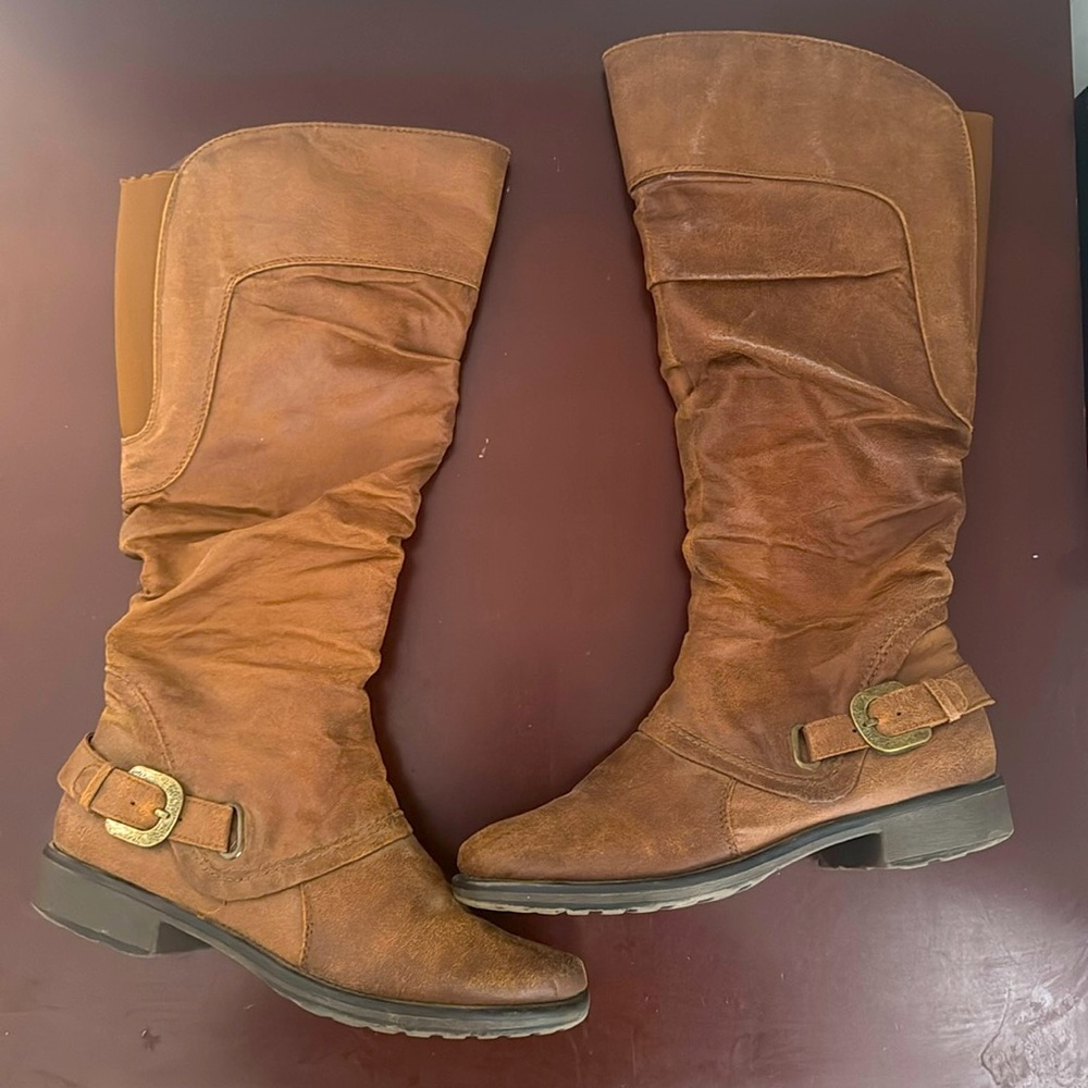 Ladies size 8.5 M baretrap boots